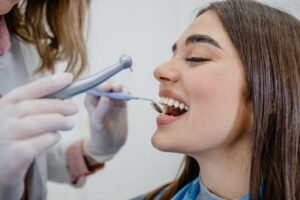 Şeffaf Plak Kullanımının Sabit Braketlere Göre Avantajları Nelerdir?